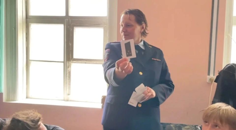 Ветераны транспортной полиции и общественники провели занятия для подростков в рамках учебных военных сборов десятиклассников Слюдянского района в лагере "Юный горняк " в п. Тибельти Ветераны транспортной полиции и общественники провели занятия для подростков в рамках учебных военных сборов десятиклассников Слюдянского района в лагере "Юный горняк " в п. Тибельти