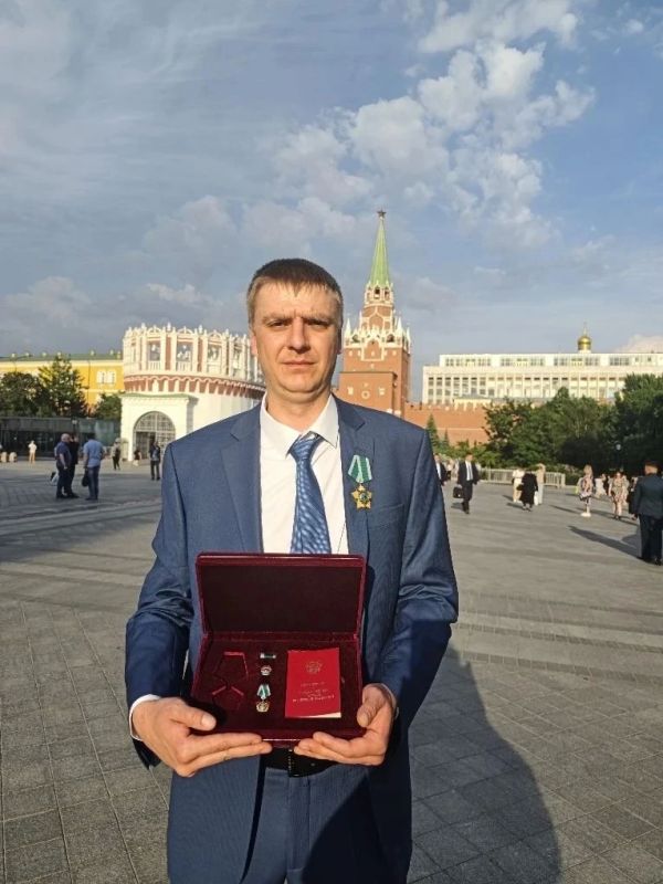 ЗОЛОТЫЕ РУКИ ДОНБАССА: ЭЛЕКТРОГАЗОСВАРЩИК ФИЛИАЛА «ЕНАКИЕВОТЕПЛОСЕТЬ» ГУП ДНР «ДОНБАССТЕПЛОЭНЕРГО» ПОЛУЧИЛ ОРДЕН ДРУЖБЫ ИЗ РУК ПРЕЗИДЕНТА РФ ЗОЛОТЫЕ РУКИ ДОНБАССА: ЭЛЕКТРОГАЗОСВАРЩИК ФИЛИАЛА «ЕНАКИЕВОТЕПЛОСЕТЬ» ГУП ДНР «ДОНБАССТЕПЛОЭНЕРГО» ПОЛУЧИЛ ОРДЕН ДРУЖБЫ ИЗ РУК ПРЕЗИДЕНТА РФ
