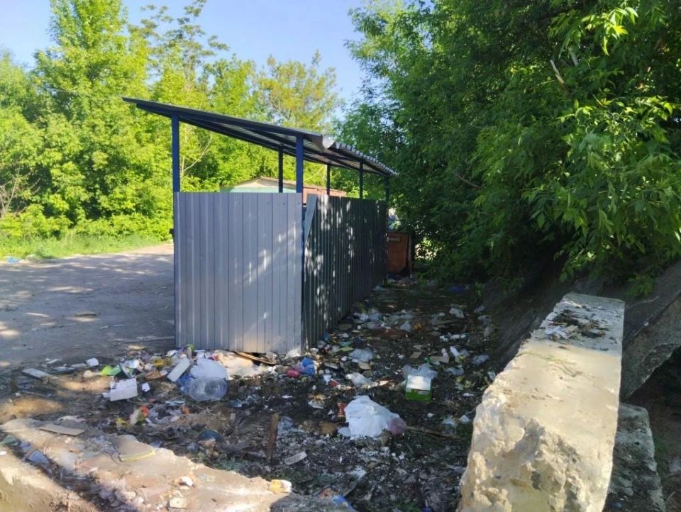 В Кировском внутригородском районе продолжаются работы по уборке контейнерных площадок от накоплений В Кировском внутригородском районе продолжаются работы по уборке контейнерных площадок от накоплений