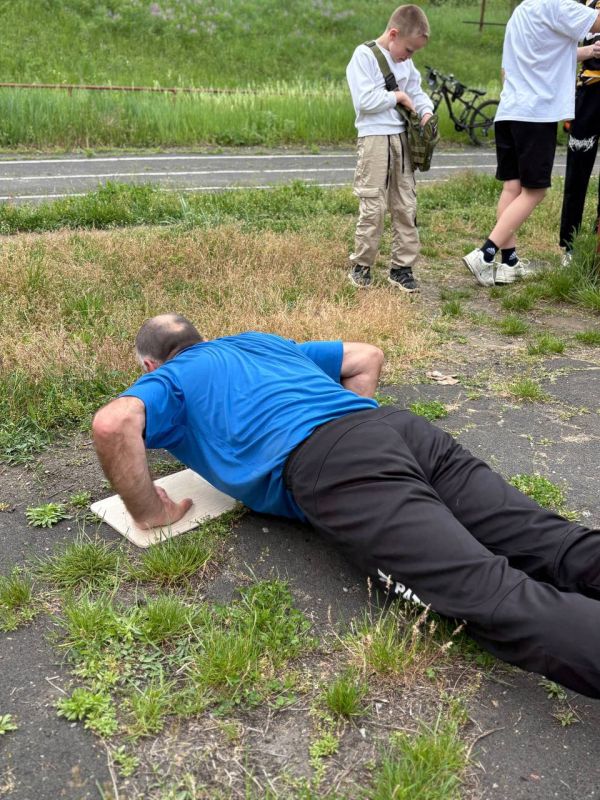 Вчера на городском стадионе в парке им. А.П. Чехова состоялось личное первенство города Харцызска по воркауту Вчера на городском стадионе в парке им. А.П. Чехова состоялось личное первенство города Харцызска по воркауту