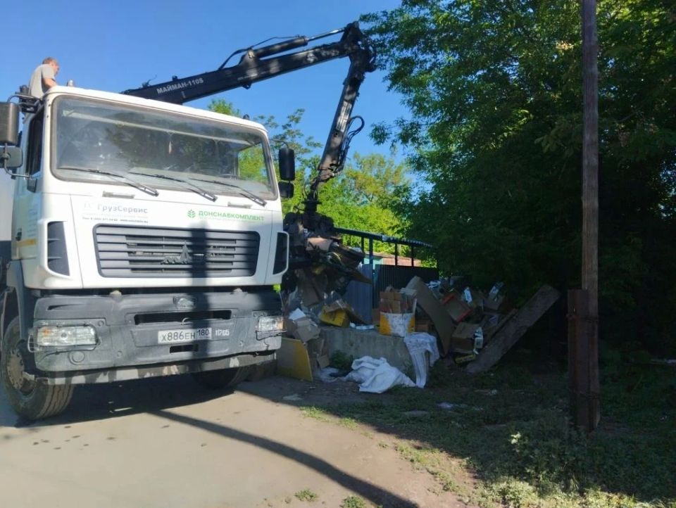 В Кировском внутригородском районе продолжаются работы по уборке контейнерных площадок от накоплений В Кировском внутригородском районе продолжаются работы по уборке контейнерных площадок от накоплений