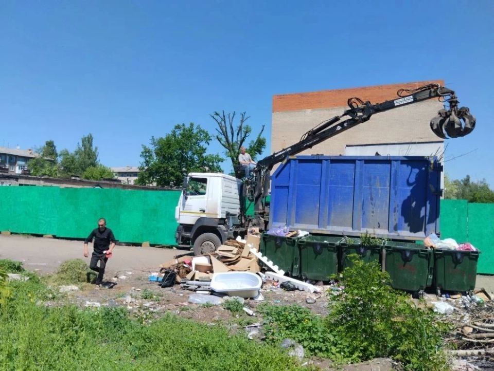 В Кировском внутригородском районе продолжаются работы по уборке контейнерных площадок от накоплений В Кировском внутригородском районе продолжаются работы по уборке контейнерных площадок от накоплений