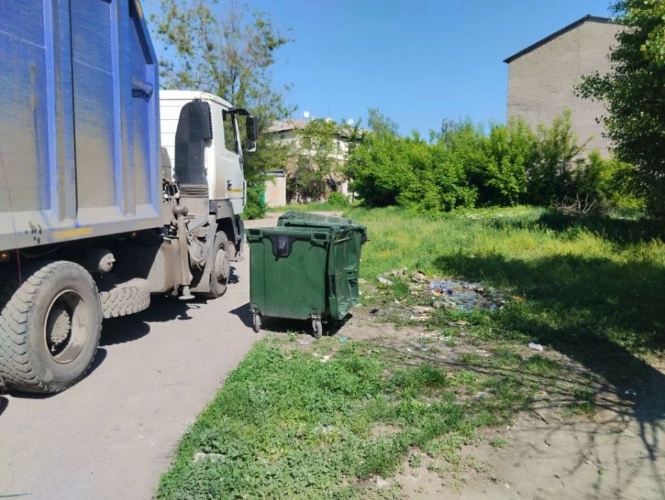 В Кировском внутригородском районе продолжаются работы по уборке контейнерных площадок от накоплений В Кировском внутригородском районе продолжаются работы по уборке контейнерных площадок от накоплений