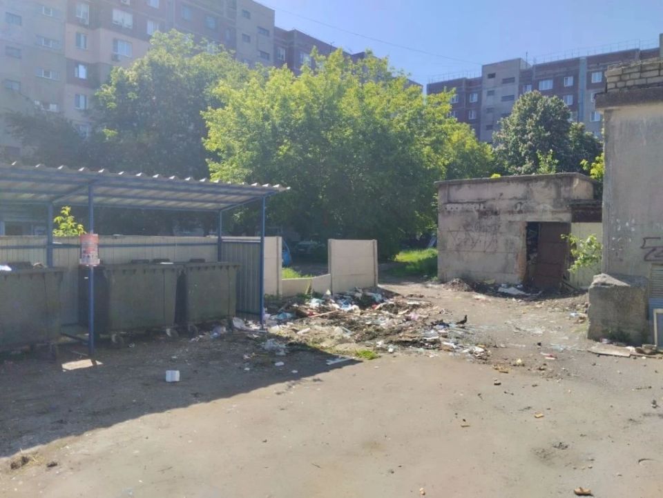 В Кировском внутригородском районе продолжаются работы по уборке контейнерных площадок от накоплений В Кировском внутригородском районе продолжаются работы по уборке контейнерных площадок от накоплений