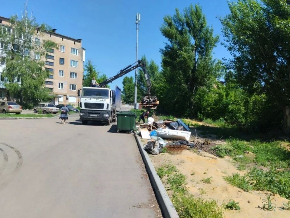 В Кировском внутригородском районе продолжаются работы по уборке контейнерных площадок от накоплений В Кировском внутригородском районе продолжаются работы по уборке контейнерных площадок от накоплений