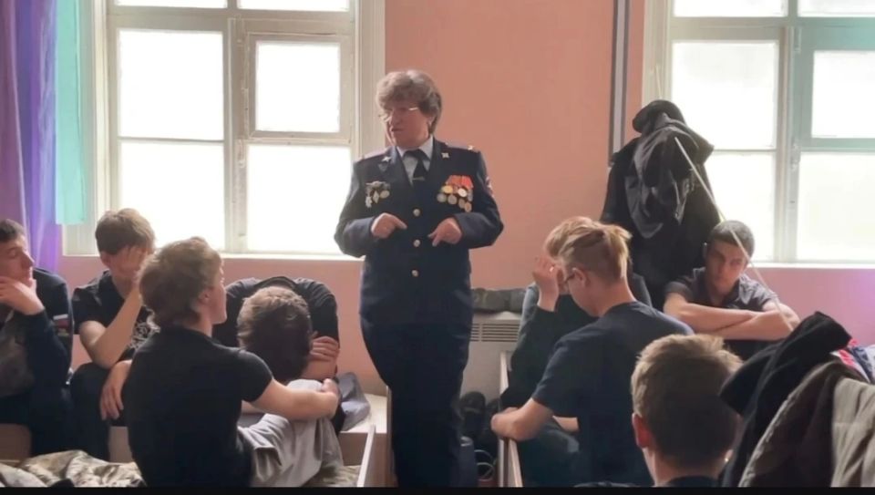 Ветераны транспортной полиции и общественники провели занятия для подростков в рамках учебных военных сборов десятиклассников Слюдянского района в лагере "Юный горняк " в п. Тибельти Ветераны транспортной полиции и общественники провели занятия для подростков в рамках учебных военных сборов десятиклассников Слюдянского района в лагере "Юный горняк " в п. Тибельти