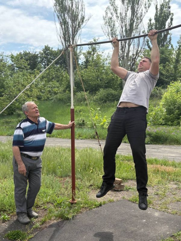 Вчера на городском стадионе в парке им. А.П. Чехова состоялось личное первенство города Харцызска по воркауту Вчера на городском стадионе в парке им. А.П. Чехова состоялось личное первенство города Харцызска по воркауту
