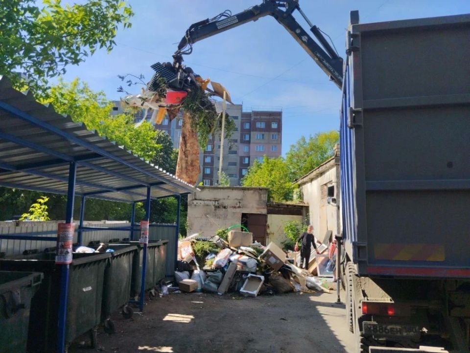 В Кировском внутригородском районе продолжаются работы по уборке контейнерных площадок от накоплений В Кировском внутригородском районе продолжаются работы по уборке контейнерных площадок от накоплений