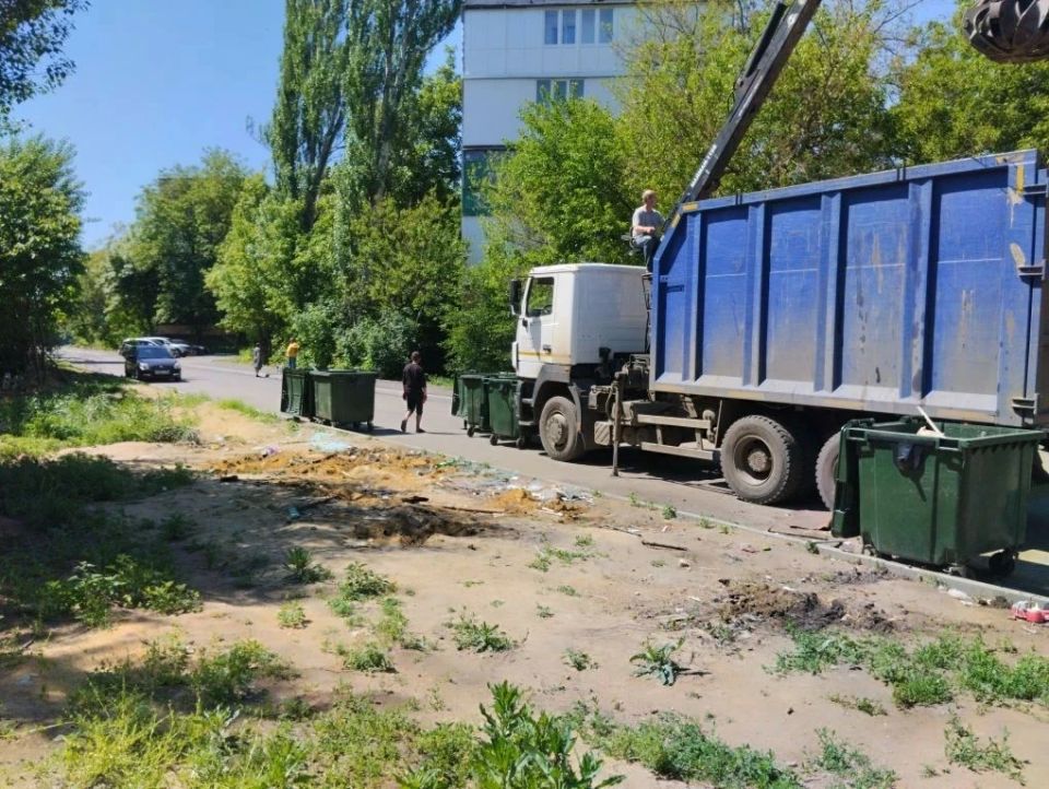 В Кировском внутригородском районе продолжаются работы по уборке контейнерных площадок от накоплений В Кировском внутригородском районе продолжаются работы по уборке контейнерных площадок от накоплений