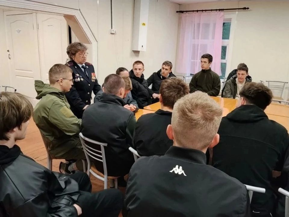 Ветераны транспортной полиции и общественники провели занятия для подростков в рамках учебных военных сборов десятиклассников Слюдянского района в лагере "Юный горняк " в п. Тибельти Ветераны транспортной полиции и общественники провели занятия для подростков в рамках учебных военных сборов десятиклассников Слюдянского района в лагере "Юный горняк " в п. Тибельти