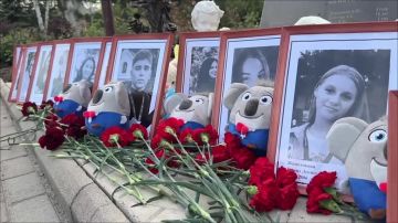 Сегодня на Аллее Ангелов были возложены цветы к портретам погибших в Старобельске