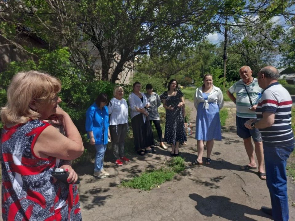 Во исполнение поручения Главы Республики Дениса Пушилина, 25 мая, депутат Макеевского городского совета Александр Подгорный провел встречу с жителями Кировского района на подведомственной территории по ул. Глинки, 12 Во исполнение поручения Главы Республики Дениса Пушилина, 25 мая, депутат Макеевского городского совета Александр Подгорный провел встречу с жителями Кировского района на подведомственной территории по ул. Глинки, 12