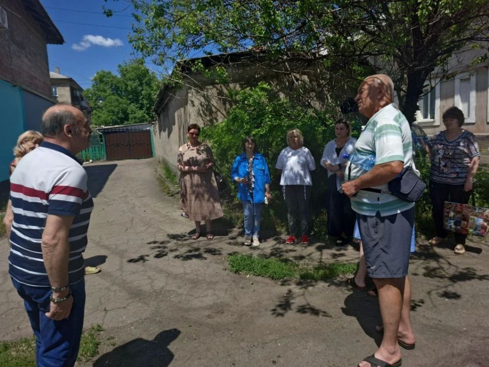 Во исполнение поручения Главы Республики Дениса Пушилина, 25 мая, депутат Макеевского городского совета Александр Подгорный провел встречу с жителями Кировского района на подведомственной территории по ул. Глинки, 12 Во исполнение поручения Главы Республики Дениса Пушилина, 25 мая, депутат Макеевского городского совета Александр Подгорный провел встречу с жителями Кировского района на подведомственной территории по ул. Глинки, 12