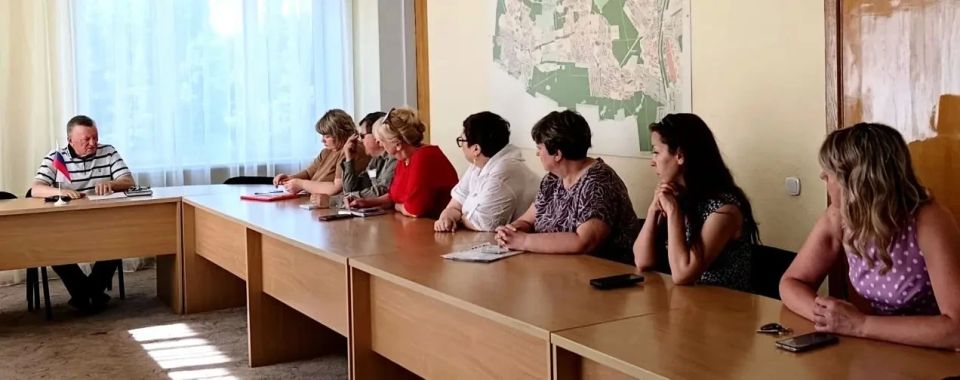 Наталья Бегуненко: Сегодня, 25 мая, заместитель руководителя Управы Петровского внутригородского района Администрации г.о. Донецк Чуб Сергей Васильевич провел рабочее совещание, в котором приняли участие сотрудники Управы... Наталья Бегуненко: Сегодня, 25 мая, заместитель руководителя Управы Петровского внутригородского района Администрации г.о. Донецк Чуб Сергей Васильевич провел рабочее совещание, в котором приняли участие сотрудники Управы...