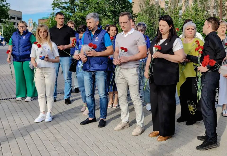 Анна Кондрыкинская: Сегодня вместе с активистами «Единой России» и ОД ДР провели траурную акцию в честь памяти жертв удара ВФУ по Старобельску Анна Кондрыкинская: Сегодня вместе с активистами «Единой России» и ОД ДР провели траурную акцию в честь памяти жертв удара ВФУ по Старобельску