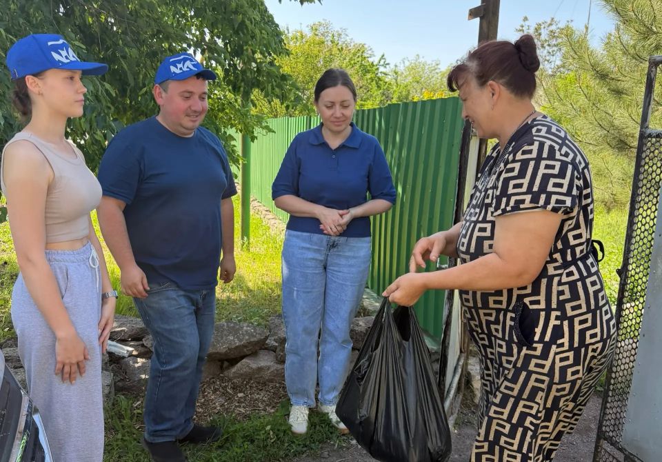 В ходе акции «Маленькие добрые дела» активисты партии «Единая Россия» доставили продуктовую помощь людям старшего поколения адресно В ходе акции «Маленькие добрые дела» активисты партии «Единая Россия» доставили продуктовую помощь людям старшего поколения адресно