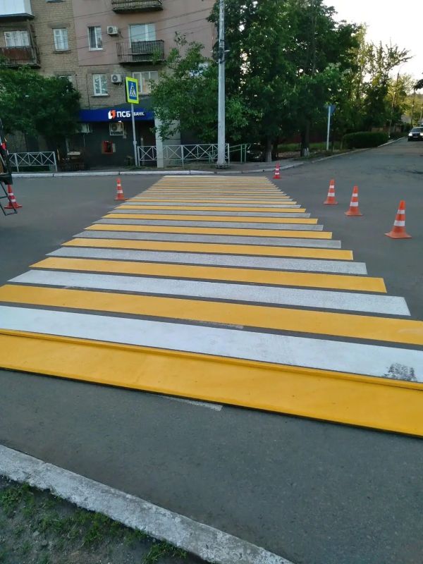 В Снежном обновляют дорожную инфраструктуру В Снежном обновляют дорожную инфраструктуру