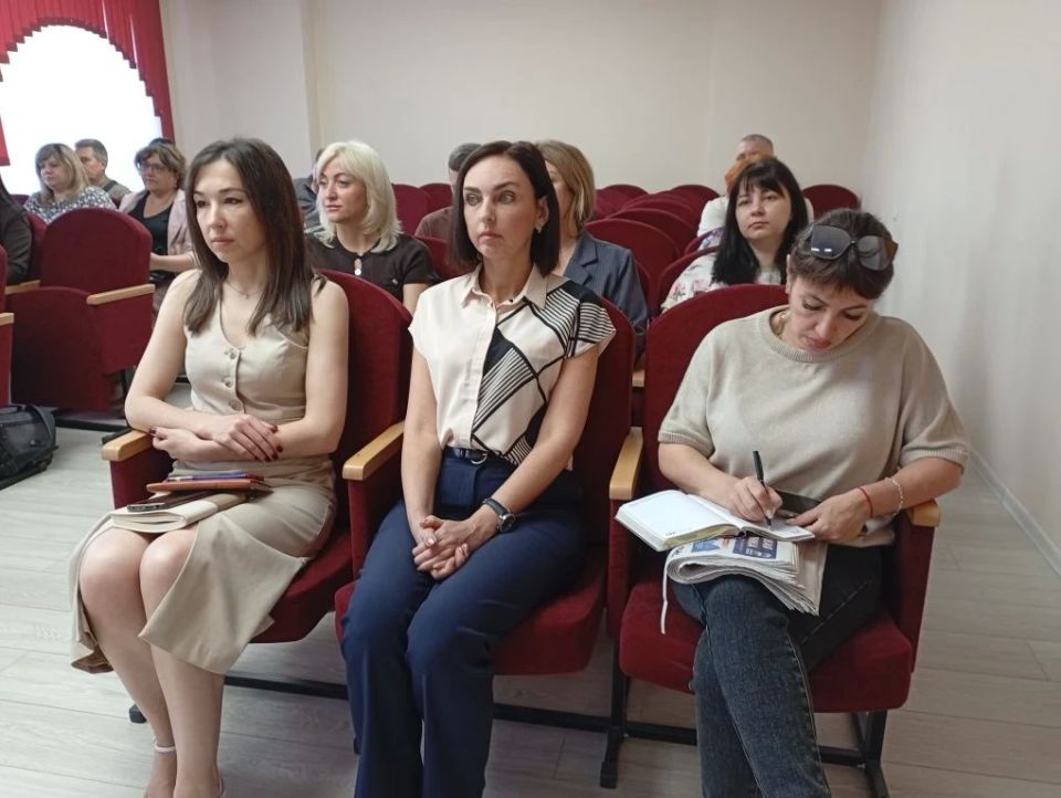 Провел традиционное аппаратное совещание с начальниками управлений и отделов администрации, руководителями структурных подразделений, социальных служб и коммунальных предприятий округа Провел традиционное аппаратное совещание с начальниками управлений и отделов администрации, руководителями структурных подразделений, социальных служб и коммунальных предприятий округа
