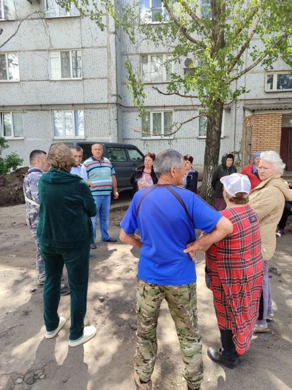 Начальник Тельмановского территориального отдела провел встречу с жителями по проспекту Тельмана 13 и 15 в пгт Тельманово