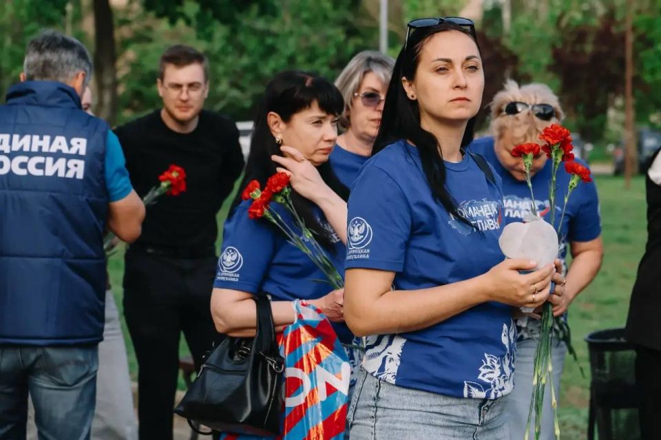 Анна Кондрыкинская: Сегодня вместе с активистами «Единой России» и ОД ДР провели траурную акцию в честь памяти жертв удара ВФУ по Старобельску Анна Кондрыкинская: Сегодня вместе с активистами «Единой России» и ОД ДР провели траурную акцию в честь памяти жертв удара ВФУ по Старобельску