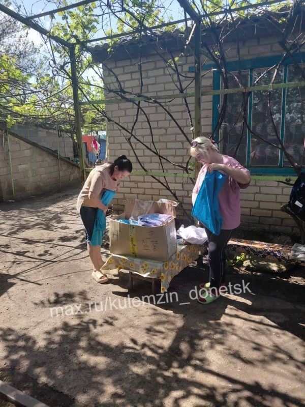 Алексей Кулемзин: Сегодня представители администрации города Донецка передали партию необходимой специальной одежды сотрудникам амбулаторий, расположенных в Красной Поляне и Новопетриковке Алексей Кулемзин: Сегодня представители администрации города Донецка передали партию необходимой специальной одежды сотрудникам амбулаторий, расположенных в Красной Поляне и Новопетриковке