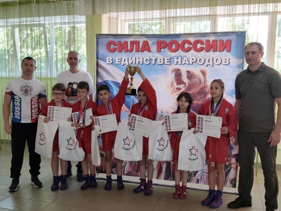 В Шахтерске отметили школьную команду самбистов за успехи во всероссийских соревнованиях В Шахтерске отметили школьную команду самбистов за успехи во всероссийских соревнованиях