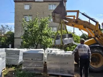 Якутия завезла стройматериалы для ремонта улицы в Докучаевске