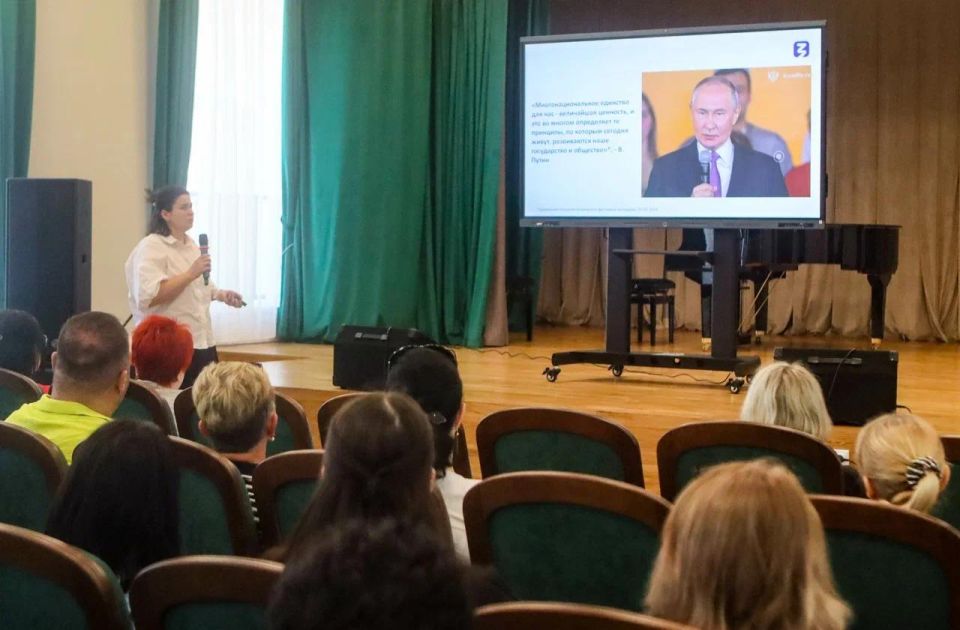 Уважение, знания и диалог: председатель регионального отделения ОГО «Ассамблея народов России» ДНР Виктория Романюк совместно с сотрудниками Уважение, знания и диалог: председатель регионального отделения ОГО «Ассамблея народов России» ДНР Виктория Романюк совместно с сотрудниками