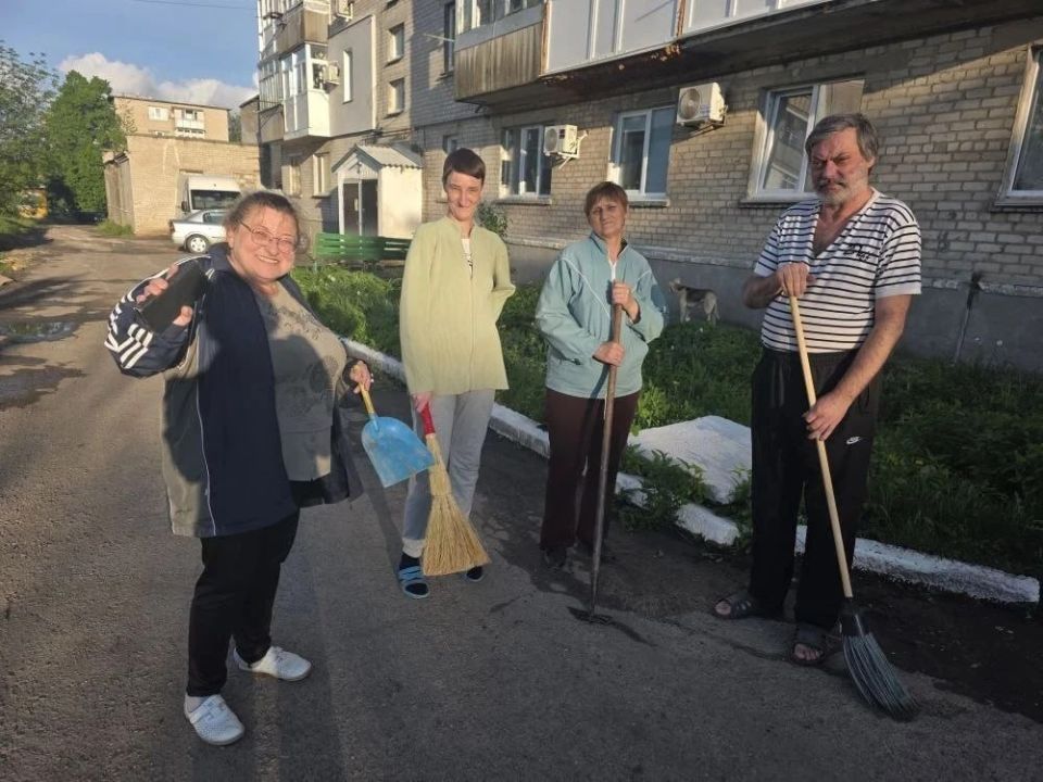 Таймураз Арсоев: В минувшие выходные, в честь Всероссийской акции «Международный день соседей – 2026», жители дома по адресу Менделеева, 25, собрались на душевную встречу Таймураз Арсоев: В минувшие выходные, в честь Всероссийской акции «Международный день соседей – 2026», жители дома по адресу Менделеева, 25, собрались на душевную встречу