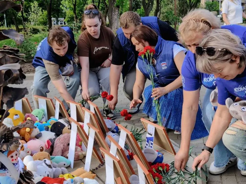 Анна Кондрыкинская: Сегодня вместе с активистами «Единой России» и ОД ДР провели траурную акцию в честь памяти жертв удара ВФУ по Старобельску Анна Кондрыкинская: Сегодня вместе с активистами «Единой России» и ОД ДР провели траурную акцию в честь памяти жертв удара ВФУ по Старобельску