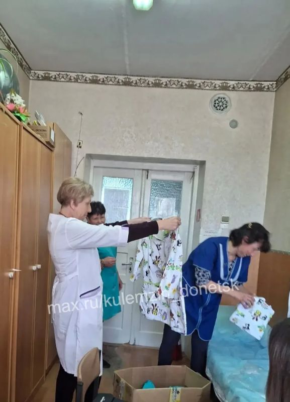 Алексей Кулемзин: Сегодня представители администрации города Донецка передали партию необходимой специальной одежды сотрудникам амбулаторий, расположенных в Красной Поляне и Новопетриковке Алексей Кулемзин: Сегодня представители администрации города Донецка передали партию необходимой специальной одежды сотрудникам амбулаторий, расположенных в Красной Поляне и Новопетриковке