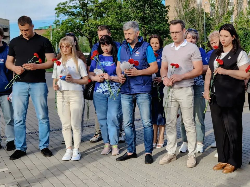 В Донецке возложили цветы в память о жертвах удара ВСУ по Старобельску В Донецке возложили цветы в память о жертвах удара ВСУ по Старобельску