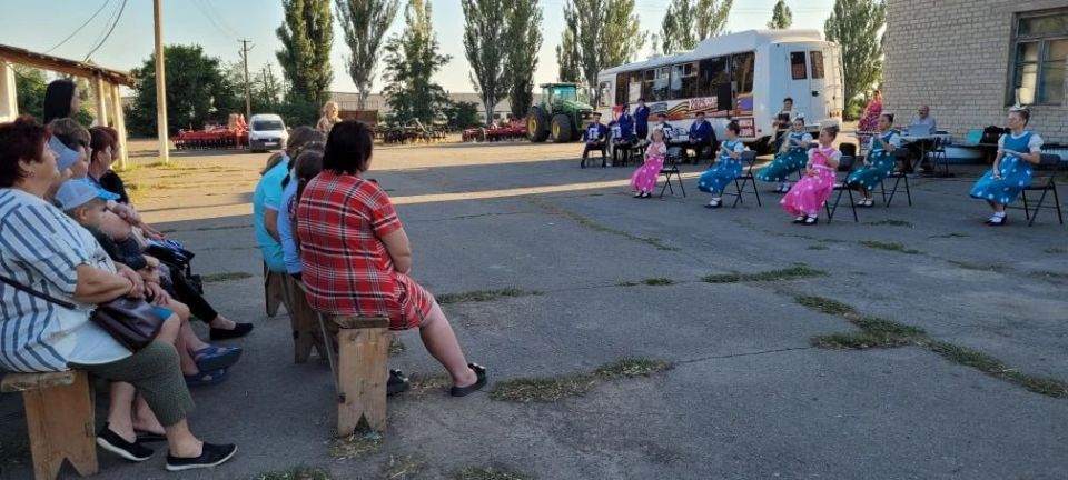 В рамках Всероссийской акции Добрых дел партии «Единая Россия» совместно с коллективами МБУК "Златоустовский ЦНТ" провели «Музыкальную паузу для души» для старшего поколения В рамках Всероссийской акции Добрых дел партии «Единая Россия» совместно с коллективами МБУК "Златоустовский ЦНТ" провели «Музыкальную паузу для души» для старшего поколения