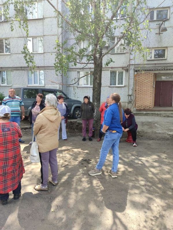 Начальник Тельмановского территориального отдела провел встречу с жителями по проспекту Тельмана 13 и 15 в пгт Тельманово Начальник Тельмановского территориального отдела провел встречу с жителями по проспекту Тельмана 13 и 15 в пгт Тельманово