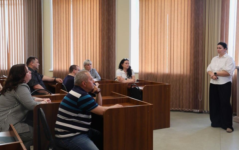Уважение, знания и диалог: председатель регионального отделения ОГО «Ассамблея народов России» ДНР Виктория Романюк совместно с сотрудниками Уважение, знания и диалог: председатель регионального отделения ОГО «Ассамблея народов России» ДНР Виктория Романюк совместно с сотрудниками