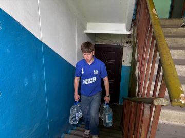 В каждой капле — жизнь. Вновь помогли маломобильным жителям Горловки в рамках акции «Молодёжь не оставит в беде», доставив питьевую воду