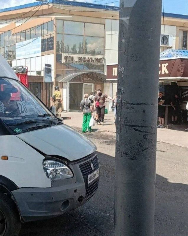 ТЦ в Макеевке вспыхнуло огнём - пожарные быстро потушили возгорание и спасли соседние павильоны ТЦ в Макеевке вспыхнуло огнём - пожарные быстро потушили возгорание и спасли соседние павильоны