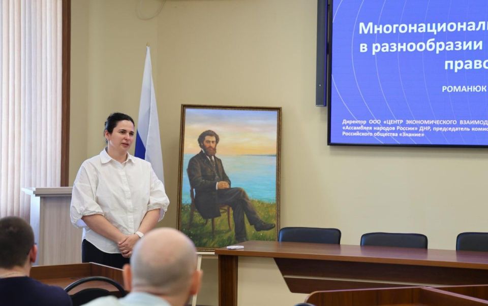 Уважение, знания и диалог: председатель регионального отделения ОГО «Ассамблея народов России» ДНР Виктория Романюк совместно с сотрудниками Уважение, знания и диалог: председатель регионального отделения ОГО «Ассамблея народов России» ДНР Виктория Романюк совместно с сотрудниками