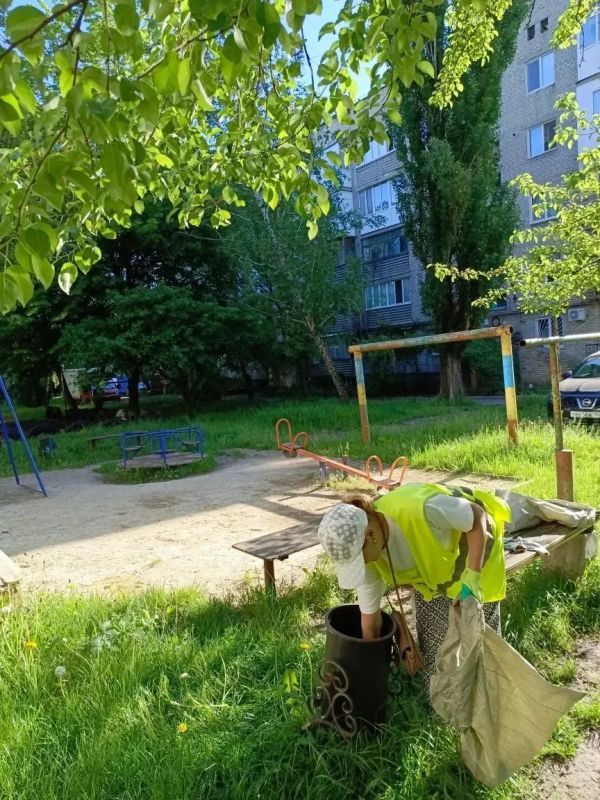 С заботой об округе. На прошлой неделе работники «Эко-Комфорт-Сервиса» продуктивно поработали на благоустройстве наших населенных пунктов С заботой об округе. На прошлой неделе работники «Эко-Комфорт-Сервиса» продуктивно поработали на благоустройстве наших населенных пунктов