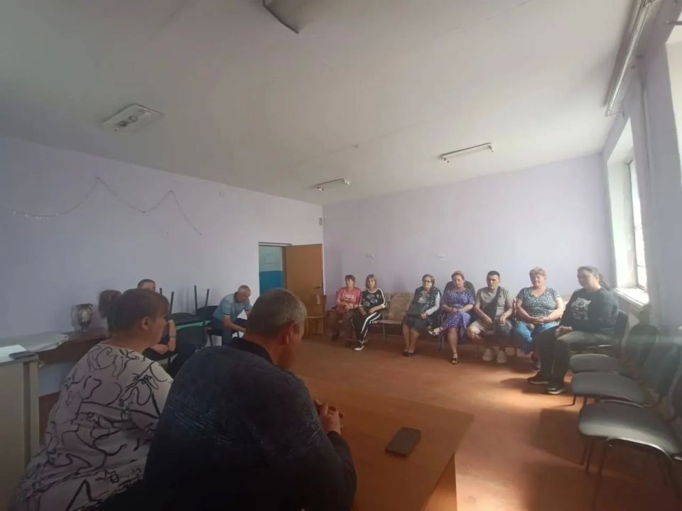 Сегодня Первый заместитель главы Администрации Володарского муниципального округа Боровик Д.В. провёл встречу с жителями с. Республика Сегодня Первый заместитель главы Администрации Володарского муниципального округа Боровик Д.В. провёл встречу с жителями с. Республика