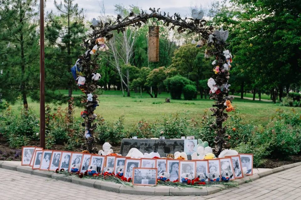 Анна Кондрыкинская: Сегодня вместе с активистами «Единой России» и ОД ДР провели траурную акцию в честь памяти жертв удара ВФУ по Старобельску Анна Кондрыкинская: Сегодня вместе с активистами «Единой России» и ОД ДР провели траурную акцию в честь памяти жертв удара ВФУ по Старобельску