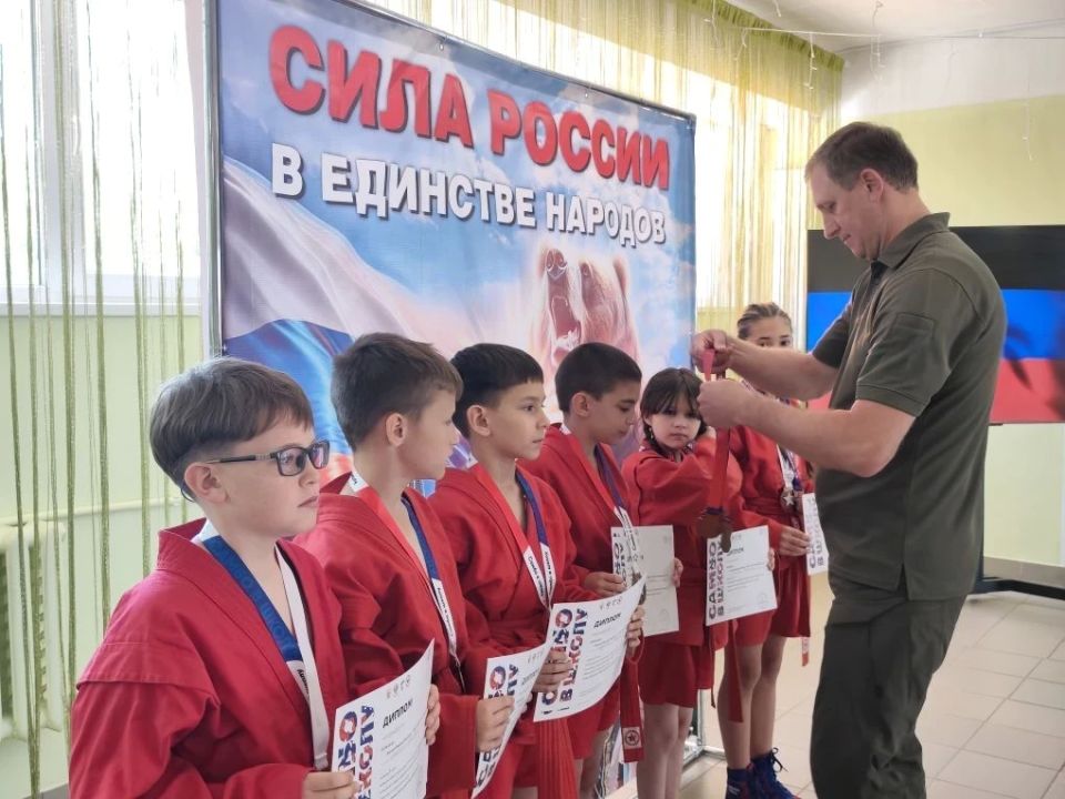 В Шахтерске отметили школьную команду самбистов за успехи во всероссийских соревнованиях В Шахтерске отметили школьную команду самбистов за успехи во всероссийских соревнованиях