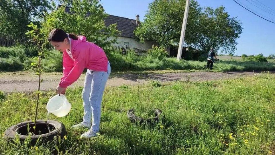 Ещё один вклад в копилку акции «Маленькие добрые дела», сделали представители клуба с.Бирюки, которые осуществили полив молодых деревьев на прилегающей территории Ещё один вклад в копилку акции «Маленькие добрые дела», сделали представители клуба с.Бирюки, которые осуществили полив молодых деревьев на прилегающей территории