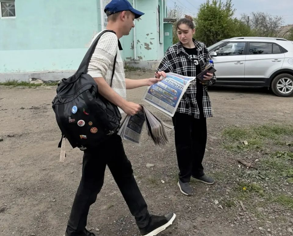 22 мая, в Кировском внутригородском районе города Макеевки прошла раздача предвыборной газеты среди жителей города 22 мая, в Кировском внутригородском районе города Макеевки прошла раздача предвыборной газеты среди жителей города