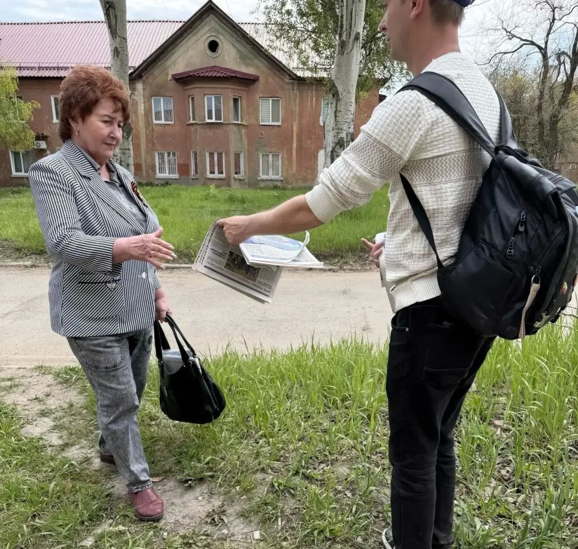22 мая, в Кировском внутригородском районе города Макеевки прошла раздача предвыборной газеты среди жителей города 22 мая, в Кировском внутригородском районе города Макеевки прошла раздача предвыборной газеты среди жителей города