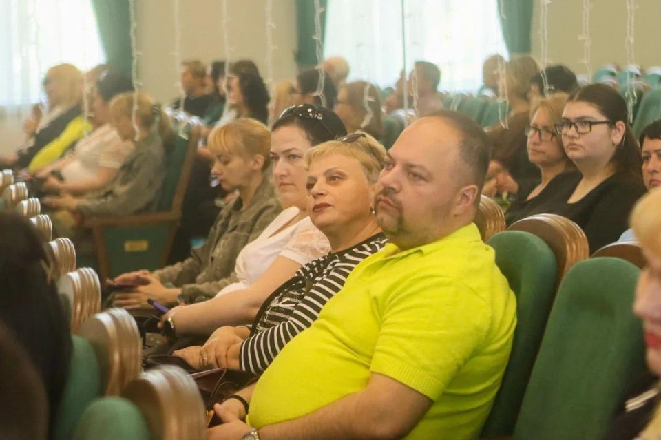 Уважение, знания и диалог: председатель регионального отделения ОГО «Ассамблея народов России» ДНР Виктория Романюк совместно с сотрудниками Уважение, знания и диалог: председатель регионального отделения ОГО «Ассамблея народов России» ДНР Виктория Романюк совместно с сотрудниками