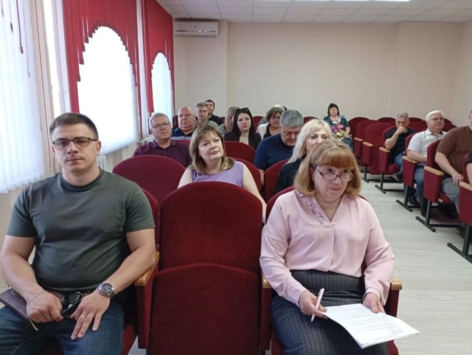 Провел традиционное аппаратное совещание с начальниками управлений и отделов администрации, руководителями структурных подразделений, социальных служб и коммунальных предприятий округа Провел традиционное аппаратное совещание с начальниками управлений и отделов администрации, руководителями структурных подразделений, социальных служб и коммунальных предприятий округа