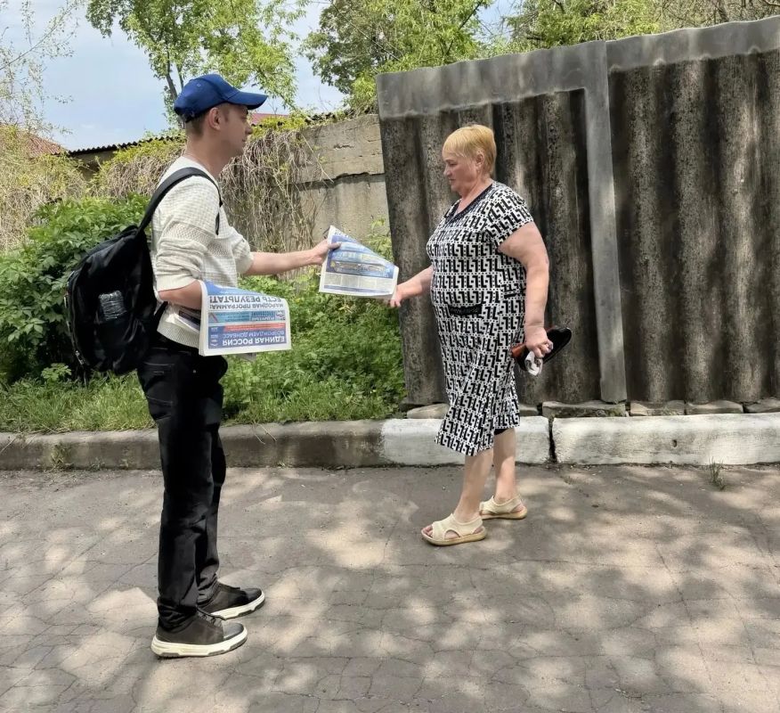 22 мая, в Кировском внутригородском районе города Макеевки прошла раздача предвыборной газеты среди жителей города 22 мая, в Кировском внутригородском районе города Макеевки прошла раздача предвыборной газеты среди жителей города