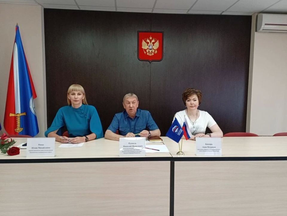 Провел традиционное аппаратное совещание с начальниками управлений и отделов администрации, руководителями структурных подразделений, социальных служб и коммунальных предприятий округа
