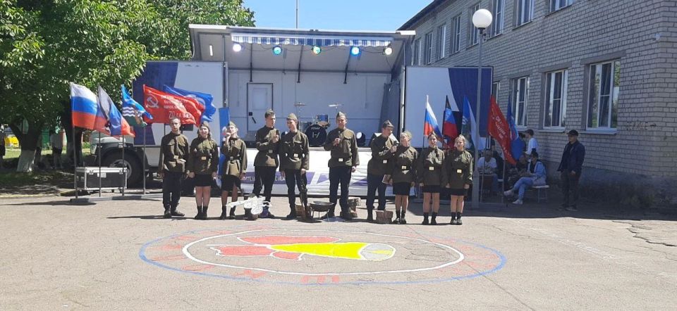 22 мая на территории ГБОУ «Зеленоярская школа Володарского м.о.» состоялась военно-патриотическая игра «Наследники Победы 2.0.», посвящённая 81-й годовщине Победы в Великой Отечественной войне, Году единства народов России и... 22 мая на территории ГБОУ «Зеленоярская школа Володарского м.о.» состоялась военно-патриотическая игра «Наследники Победы 2.0.», посвящённая 81-й годовщине Победы в Великой Отечественной войне, Году единства народов России и...